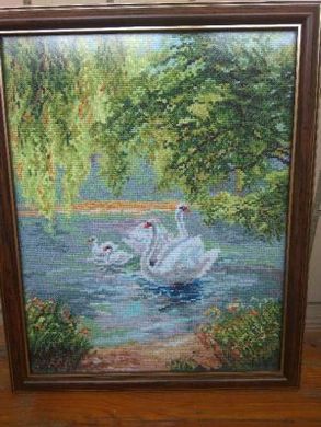 Готова картина ручної роботи "Лебеді" - Вишивка хрестиком і бісером - Овечка Рукодільниця